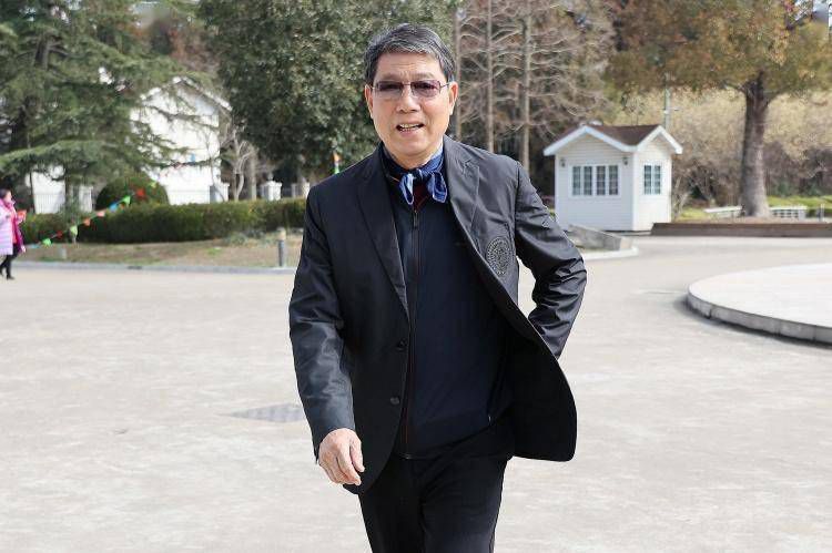 由香港金像奖导演陈果执导，张晋、UFC格斗世界拳王;蜘蛛人安达臣施华、郑嘉颖、刘心悠、邓丽欣领衔主演，周国贤、陈钰芸、吴岱融、李丽珍、林雪等一众实力派演员联合主演的犯罪动作巨制《九龙不败》，定档5月1日全国公映